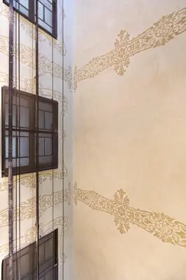 a building with a window and a wall with gold decorations at bp1- Piso para Grandes Grupos in Barcelona