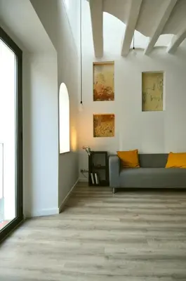 a living room with white walls and a couch at Apartamento en Vilanova in Vilanova i la Geltrú