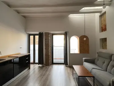 a living room with a couch and a table at Apartamento en Vilanova in Vilanova i la Geltrú