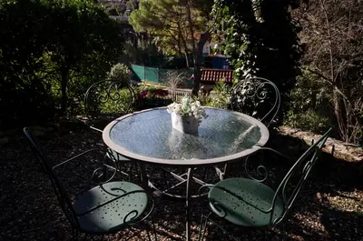 a table and chairs with a potted plant on it at Loft Vacarisses Torreblanca Estación, Piscina Privada in Vacarisas