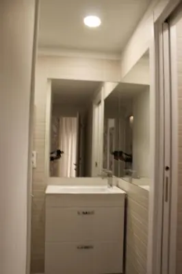 a bathroom with a sink and a large mirror at Apartamento con piscina cerca de Barcelona in Masnou