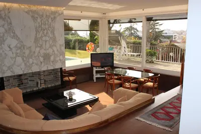 a living room with a couch and a table at Apartamento con piscina cerca de Barcelona in Masnou