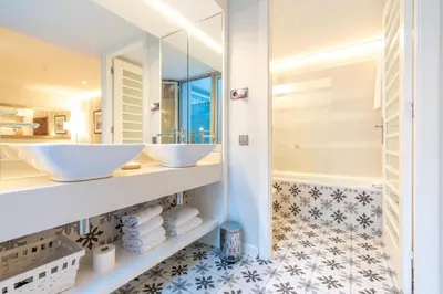 a bathroom with two sinks and a shower at Serennia Fira Gran Via Exclusive Rooms in Hospitalet de Llobregat