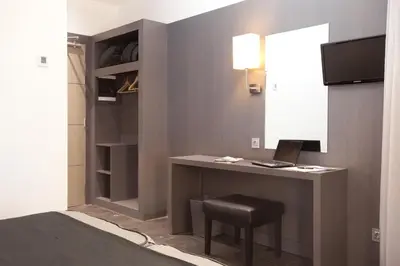 a room with a desk with a laptop and a chair at Dalia Ramblas in Barcelona