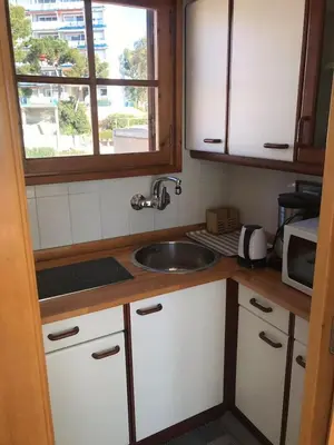 a kitchen with a sink and a microwave at Espectacular apartamento cerca de Barcelona con free wifi in Canet de Mar