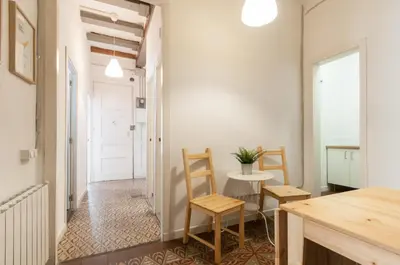 a hallway with a table and chairs in a room at Gopal - Piso 7 pax con wifi y calefacción Gracia Barcelona in Barcelona