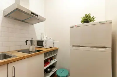 a kitchen with a sink and a refrigerator at Gopal - Piso 7 pax con wifi y calefacción Gracia Barcelona in Barcelona