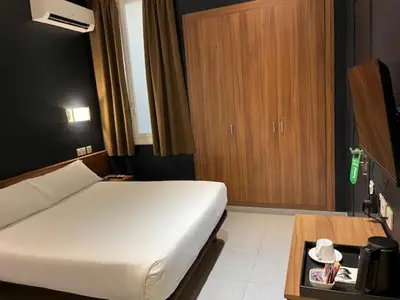 a room with a staircase and a black wall at Hostal Iznájar Barcelona in Barcelona