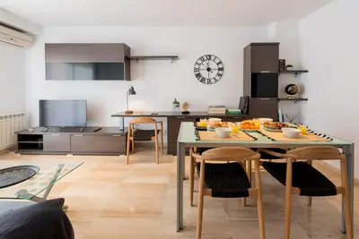 a kitchen and dining room with a table and chairs at Petit Luxe Ègara in Terrassa