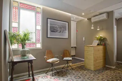 a waiting room with two chairs and a table at Som Nit Triomf in Barcelona