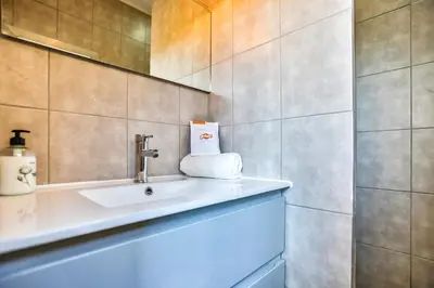 a bathroom with a sink and a mirror at Basic Platja in Barcelona