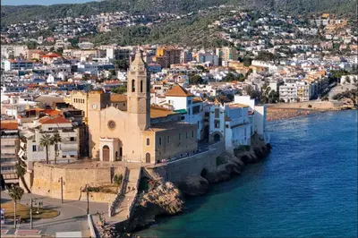 an aerial view of a city with a church at APARTAMENTO MARINERO, Vistas impresionantes. in Sitges