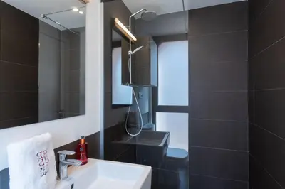 a bathroom with a sink and a mirror at Petit Luxe Tobella Esquerra in Terrassa