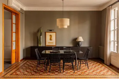 a dining room with a table and chairs at Barcelona Apartment Val in Barcelona