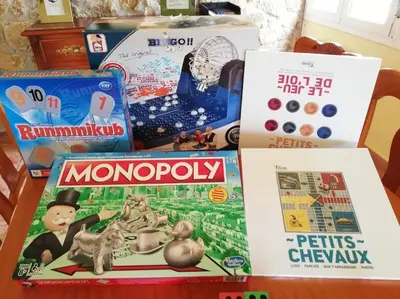 a table topped with games and board games at MAS DEL VENT- Barbacoa, jardín, piscina privada y vistas a mar in Cunit