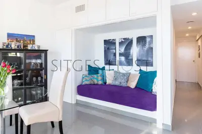 a room with a purple couch and a table and a chair at Magnificas vistas al mar in Sitges