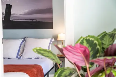 a bedroom with a bed and a picture of a bridge at Easystaybcn2 in Barcelona