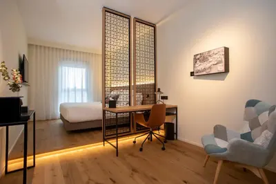 a hotel room with a desk and a bed at Hotel Paxton Barcelona in Barcelona