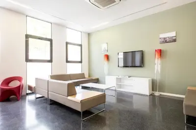 a living room with a couch and a tv at Alojamientos Universitarios Resa Hipatia in Terrassa