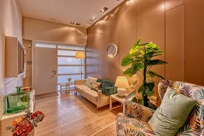 a living room with a couch and a plant at Gran casa al lado de la playa y Barcelona Centro in Badalona