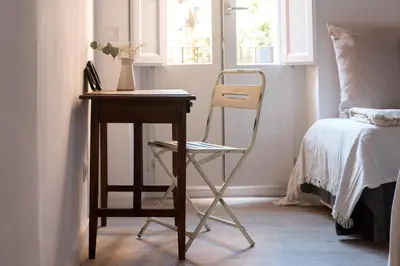 a room with a desk and a chair next to a bed at CASA FILOMENA in Barcelona