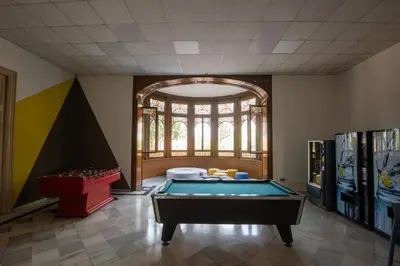 a room with a pool table and a window at Alberg Barcelona Xanascat in Barcelona