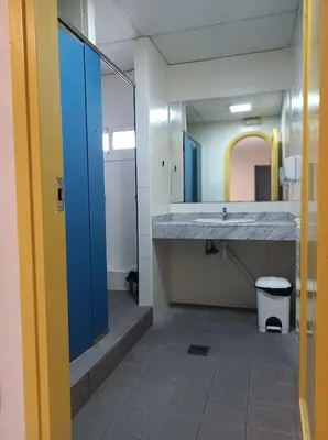 a bathroom with a sink and a mirror at Alberg Barcelona Xanascat in Barcelona