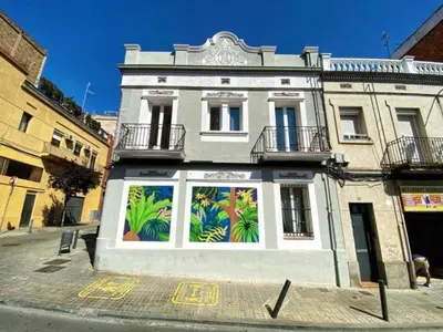 a building with a mural on the side of it at Casa nanit apt a in Hospitalet de Llobregat