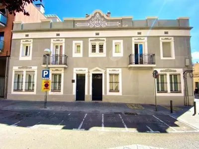 a large building with a parking lot in front of it at Casa nanit apt c in Hospitalet de Llobregat