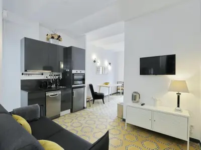 a living room with a couch and a kitchen at Casa nanit apt b in Hospitalet de Llobregat