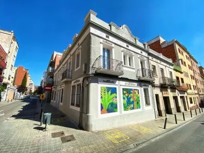 a building with a mural on the side of a street at Casa nanit apt b in Hospitalet de Llobregat