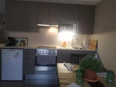 a kitchen with a white stove and a sink at Apartamento Arenys de Munt - Costa Barcelona, Maresme - in Arenys de Munt