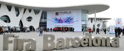 a group of people walking in front of a large building at Àtico lumineux à 10 min du centre ville in Hospitalet de Llobregat