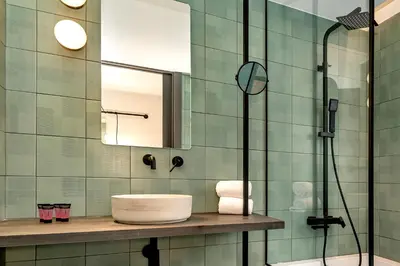 a bathroom with a sink and a shower at Hotel Orangine in Hospitalet de Llobregat