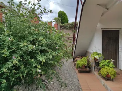 a garden with plants and flowers on a building at a18' de Barcelona y 10' de circuito de Cataluña in Barcelona