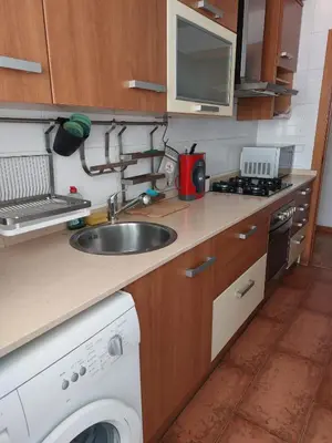a kitchen with a sink and a washing machine at Apartamento tranquilo cerca de la Sagrada Familia in Barcelona