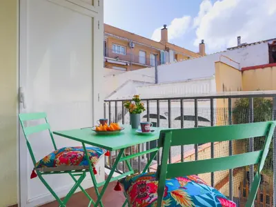 a green table and chairs on a balcony at Matarolux20 in Mataró