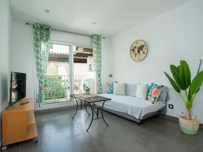 a living room with a bed and a table at Matarolux20 in Mataró