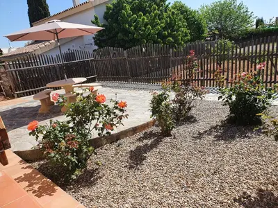 a patio with a bench and flowers and a fence at Vino que del Cielo Vino. Alt Penedès (País del Cava) Barcelona in San Quintín de Mediona
