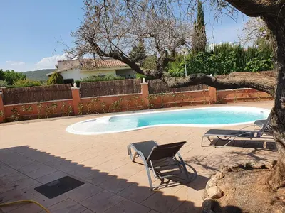 a swimming pool with two chairs and a tree at Vino que del Cielo Vino. Alt Penedès (País del Cava) Barcelona in San Quintín de Mediona