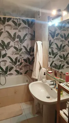 a bathroom with a sink and a bath tub at APARTAMENTO CON OFICINA Y VISTAS AL MAR in Sitges