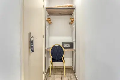 a room with a desk and a chair at HOSTAL BEDMATES in Barcelona