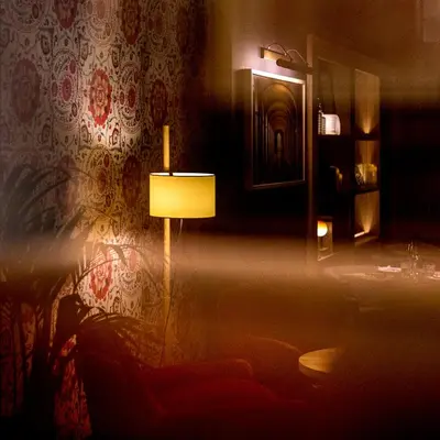 a living room with a lamp and a wall at Hotel Casa Sagnier in Barcelona