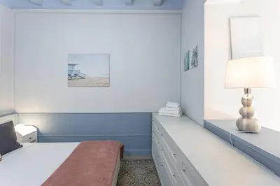 a bedroom with a bed and a desk with a lamp at Apartamento Clsico Con Terraza in Barcelona