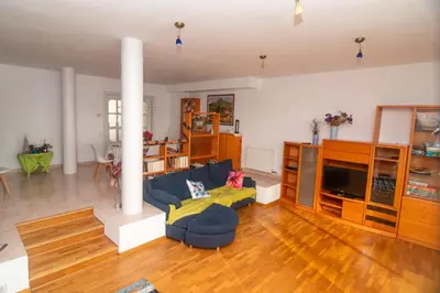a living room with a blue couch and a tv at Gran apartamento de 4 habitaciones en Sitges in Sitges