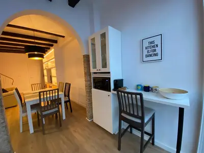 a kitchen and dining room with a table and chairs at Casa adosada a 20 min centro de Barcelona in Hospitalet de Llobregat