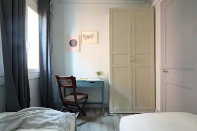 a bedroom with a desk and a chair and a bed at Casa Cosi - El Farro 2 in Barcelona