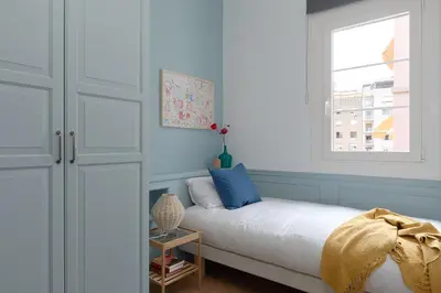 a bedroom with a bed and a window at Casa Cosi - El Farro 1 in Barcelona