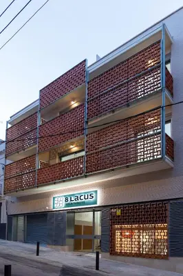 an external view of a building with a black clubs sign at 8 lacus duplex in Hospitalet de Llobregat