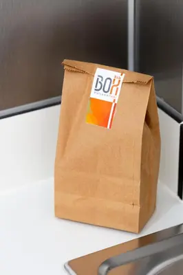 a brown bag sitting on top of a desk at 8 lacus VICTORIA in Hospitalet de Llobregat